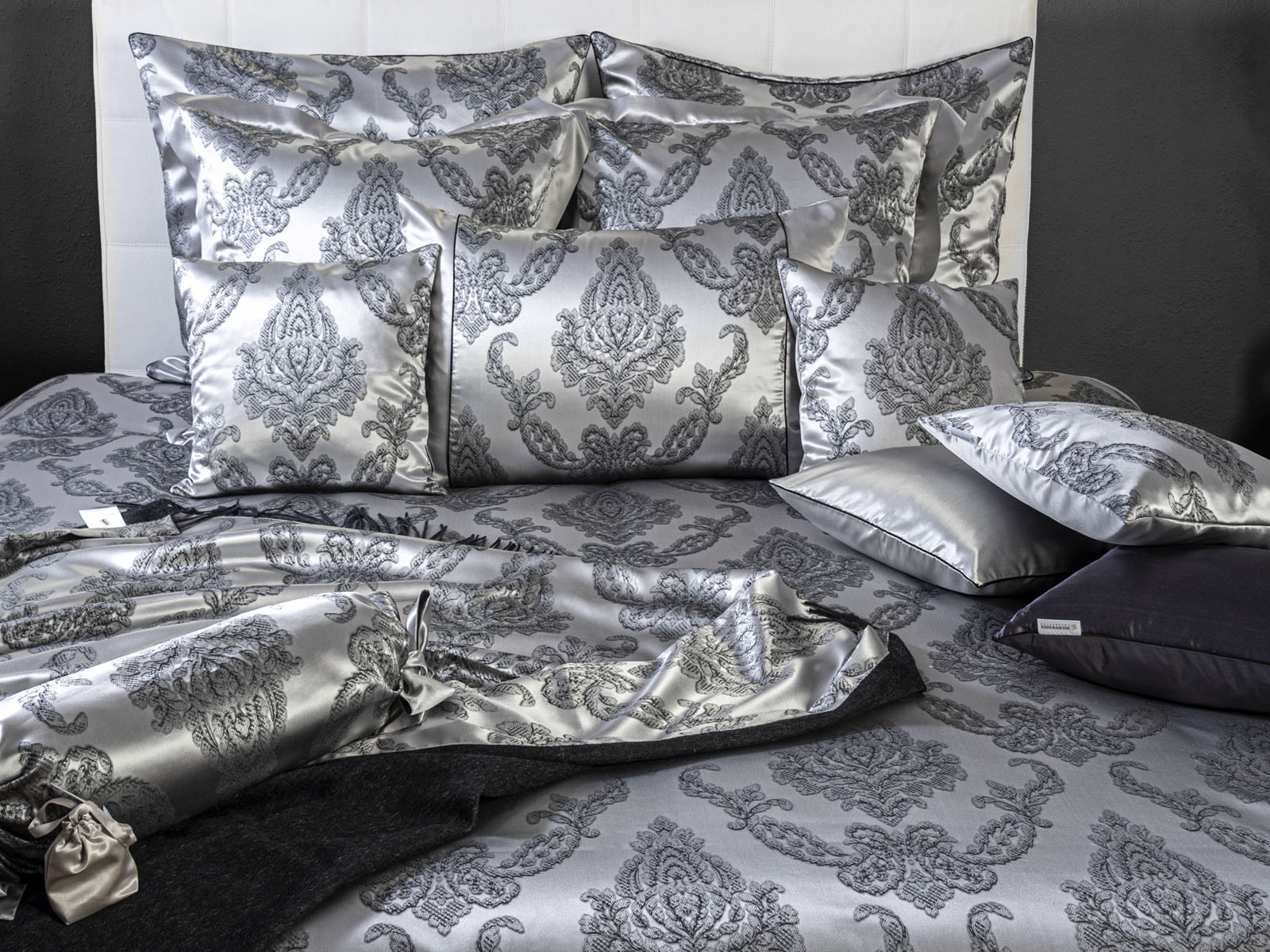 Pościel jedwabna Seidenweber Aviano Black - poszewka na poduszkę 80x80