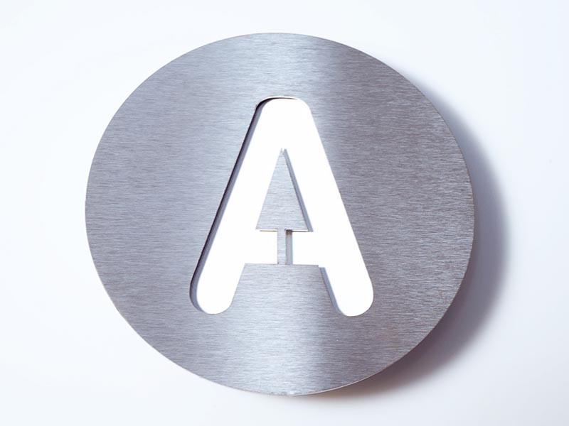 Tabliczka literowa Radius A White