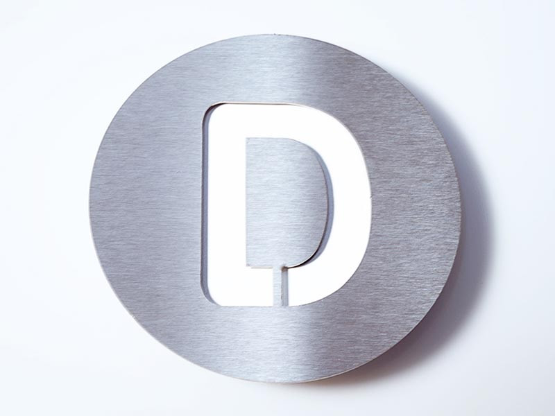 Tabliczka literowa Radius D White