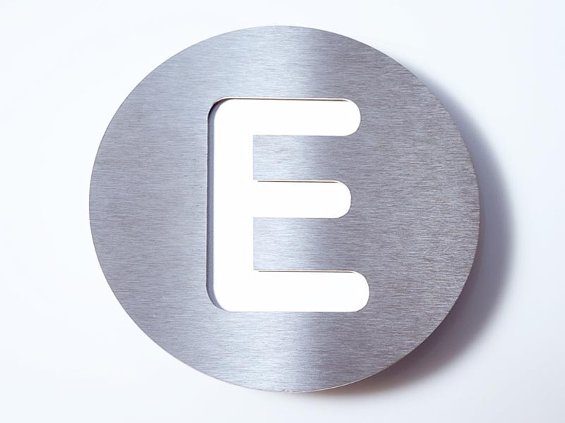 Tabliczka literowa Radius E White