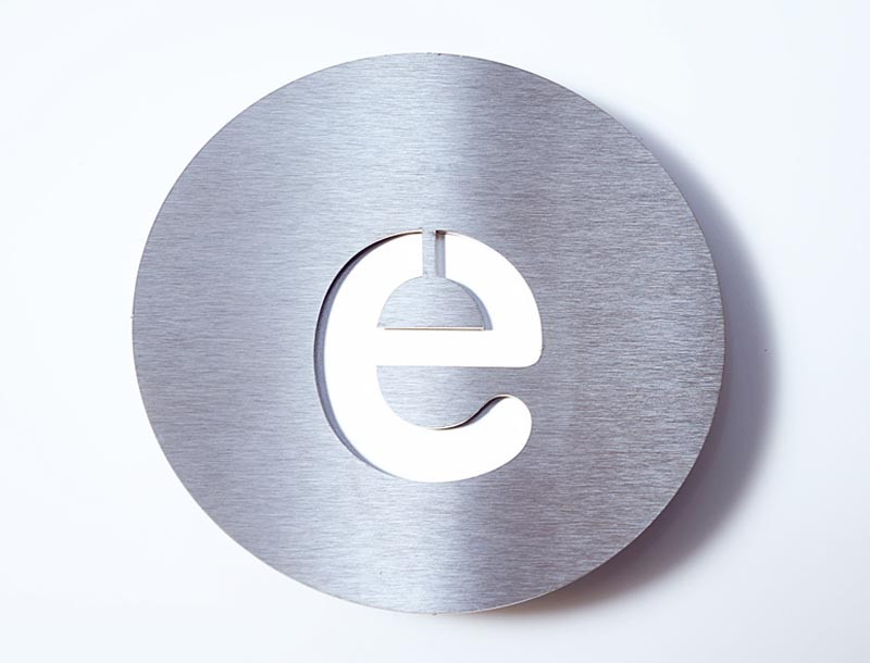 Tabliczka literowa Radius `e` White