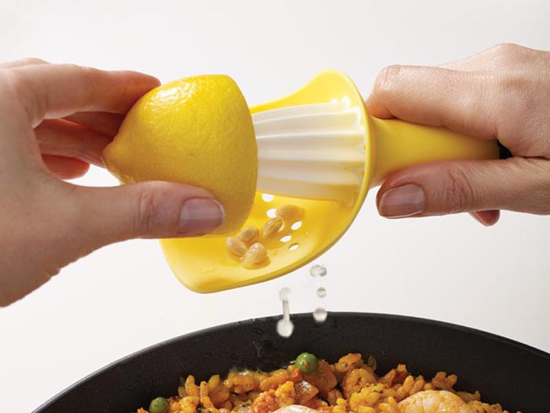 Wyciskacz do cytryn Joseph Joseph Catcher Yellow