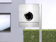 Skrzynka na listy z okienkiem stojąca na słupku Radius Letterman II Silver z gazetownikiem ..