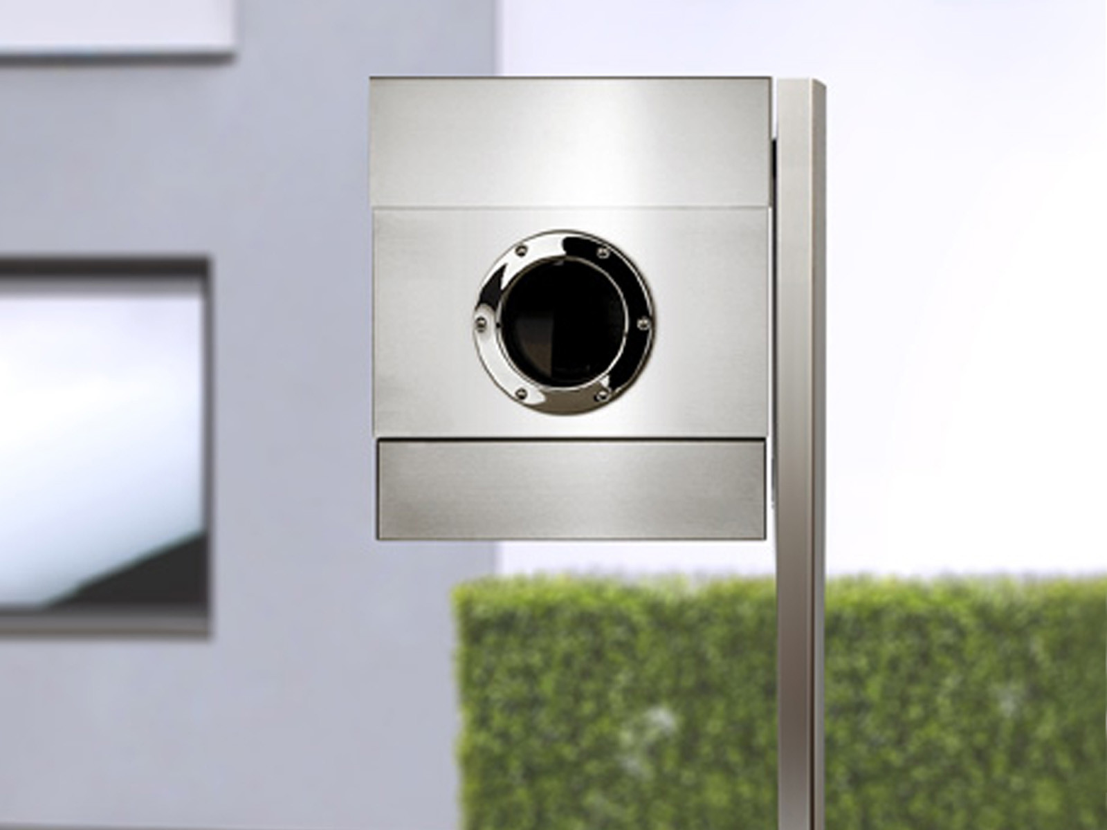 Skrzynka na listy z okienkiem stojąca na słupku Radius Letterman II Post Stainless Steel z gazetownikiem 